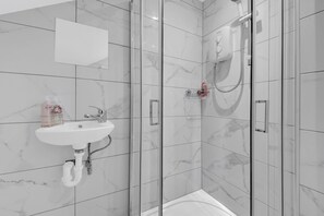 Studio | Bathroom | Shower, hair dryer, towels, toilet paper - Remarkable Serviced Room West Drayton London UB7 (West Drayton)