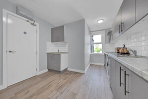 Studio | Private kitchen - Remarkable Serviced Room West Drayton London UB7 (West Drayton)