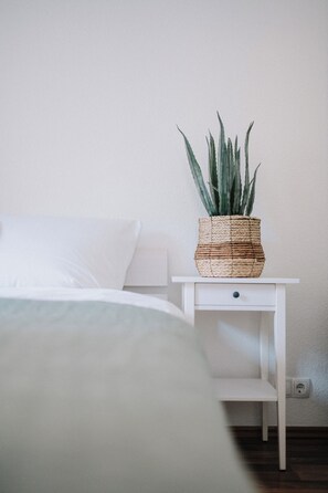 1 Schlafzimmer, Schreibtisch, Bügeleisen/B ügelbrett, Reisekinderbett