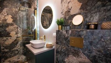 Comfort Apartment | Bathroom | Shower, free toiletries, hair dryer, towels