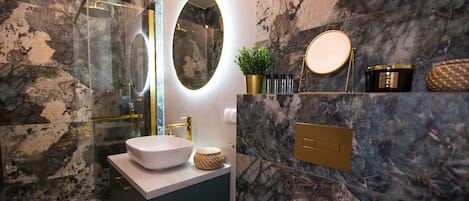 Departamento Confort | Baño | Regadera, amenidades de baño gratuitas, secadora de cabello, toallas