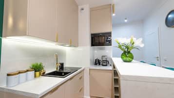 Comfort Apartment | Private kitchen | Fridge, stovetop, electric kettle, cookware/dishes/utensils