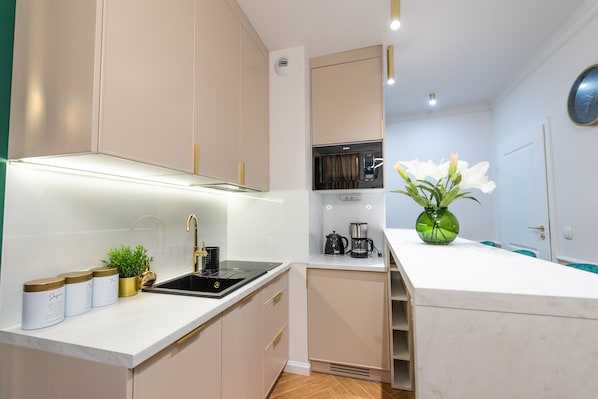 Comfort Apartment | Private kitchen | Fridge, stovetop, electric kettle, cookware/dishes/utensils