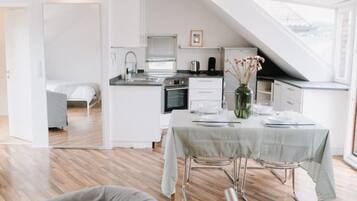 Coffee/tea maker, fridge, oven, stovetop