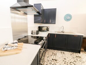 Fridge, microwave, oven, stovetop - Falconhurst - locally owned in fantastic Robin Hoods Bay! (Whitby)