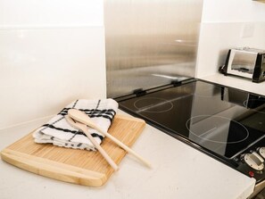 Fridge, microwave, oven, stovetop - Falconhurst - locally owned in fantastic Robin Hoods Bay! (Whitby)