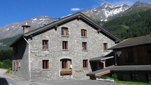 Un edificio de piedra con varias ventanas y un cartel que dice "Auberge de Jeunesse".