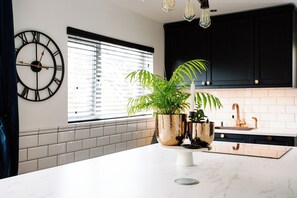 Maison | Cuisine privée | Réfrigérateur, four à micro-ondes, un four, surface de cuisson