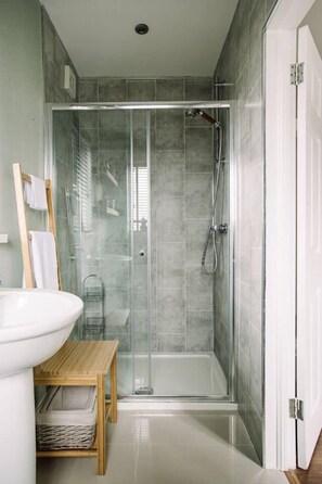 House | Bathroom | Combined shower/bathtub, deep-soaking bathtub, hair dryer, towels