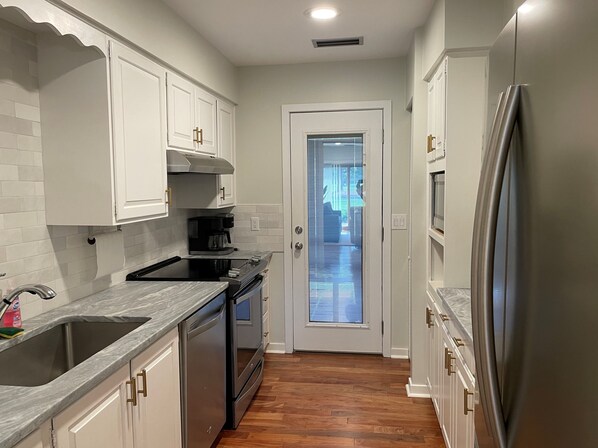 Villa, Plusieurs lits, patio, vue sur le terrain de golf (149 Harbourwood Villa) | Cuisine privée | Réfrigérateur, four à micro-ondes, un four, surface de cuisson