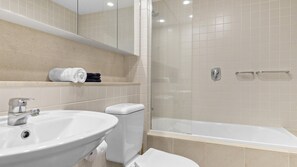 Combined shower/bathtub, towels
