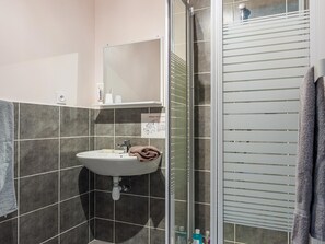 Shower, towels - Auberge de jeunesse HI Valmeinier (Valmeinier)
