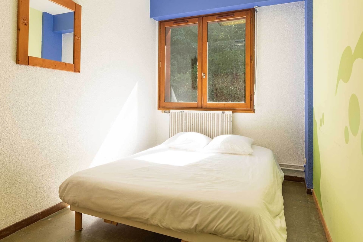 1 bedroom, bed sheets