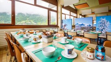 Daily buffet breakfast (EUR 7.5 per person)