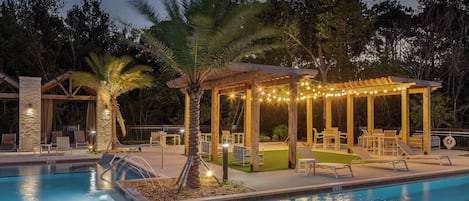 Una piscina al aire libre de temporada