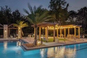 Piscine extérieure en saison