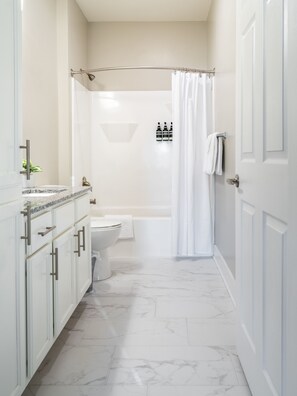 Deluxe Apartment, 2 Bedrooms, Non Smoking, 2 Bathrooms | Bathroom | Towels - Vintage Amelia Island Apartments (Fernandina Beach)