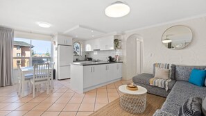 TV - Belle Escapes - Sunny Siesta at Glenelg (Glenelg)