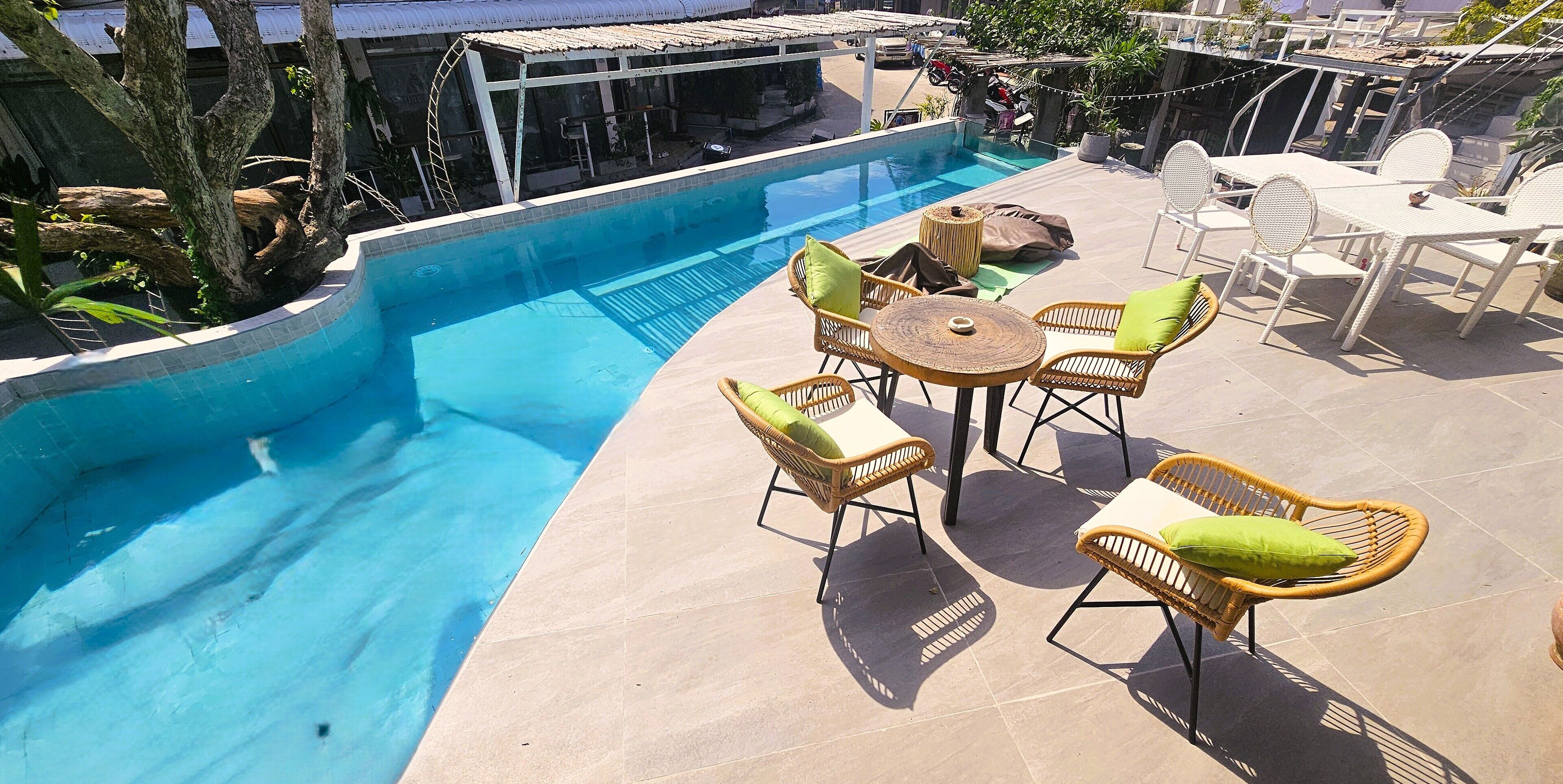 Una piscina al aire libre