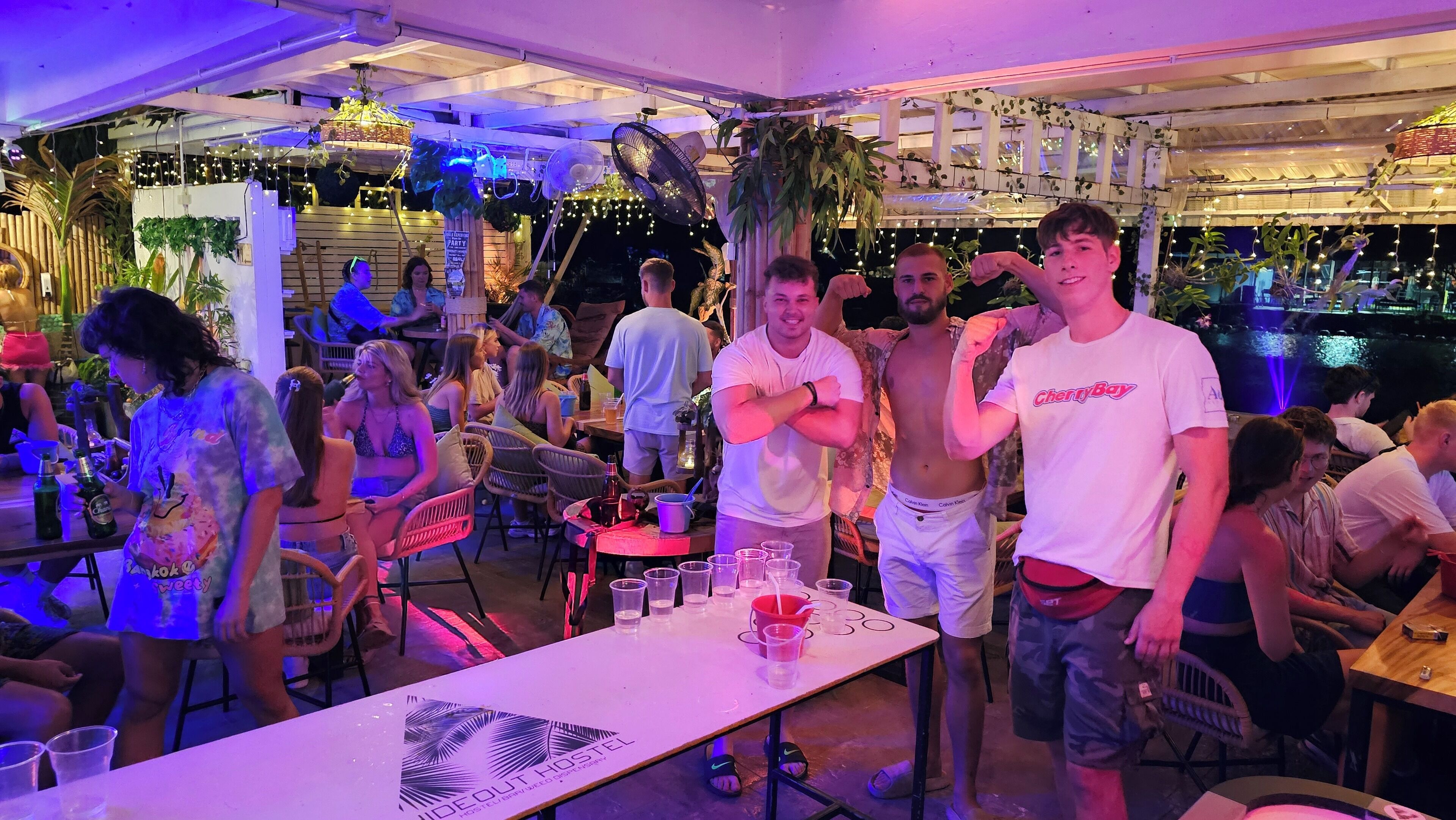 Ambiente interno vivace con tavoli, sedie e persone che chiacchierano.