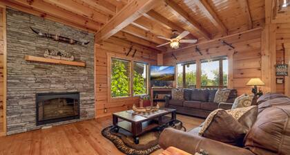 10 Minutes to Pigeon Forge ● Cabin Hot Tub ● Resort Pool ● Game room ● Sleep 8
