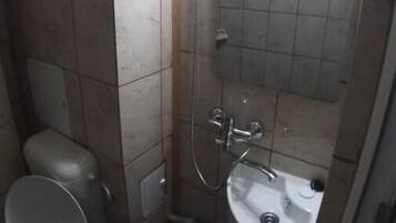 Serviettes fournies, savon, shampoing, papier toilette