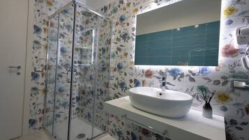 Deluxe-Doppelzimmer | Badezimmer | Kostenlose Toilettenartikel, Haartrockner