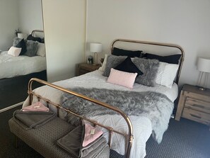 3 slaapkamers, een strijkplank/strijkijzer, reisbedje, wifi