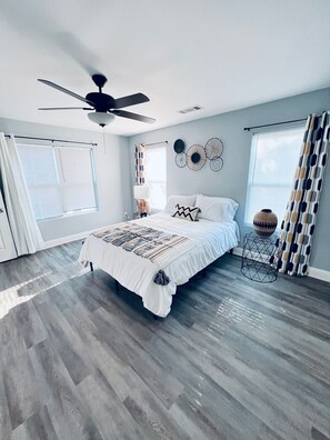6 chambres, fer et planche à repasser, lit de bébé portatif