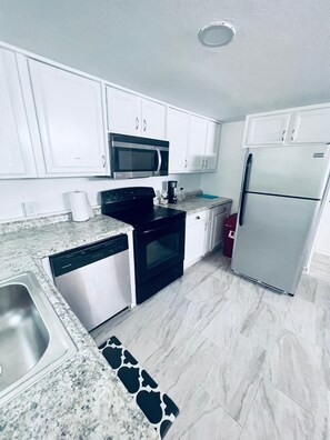 冷蔵庫、電子レンジ、オーブン、コンロ