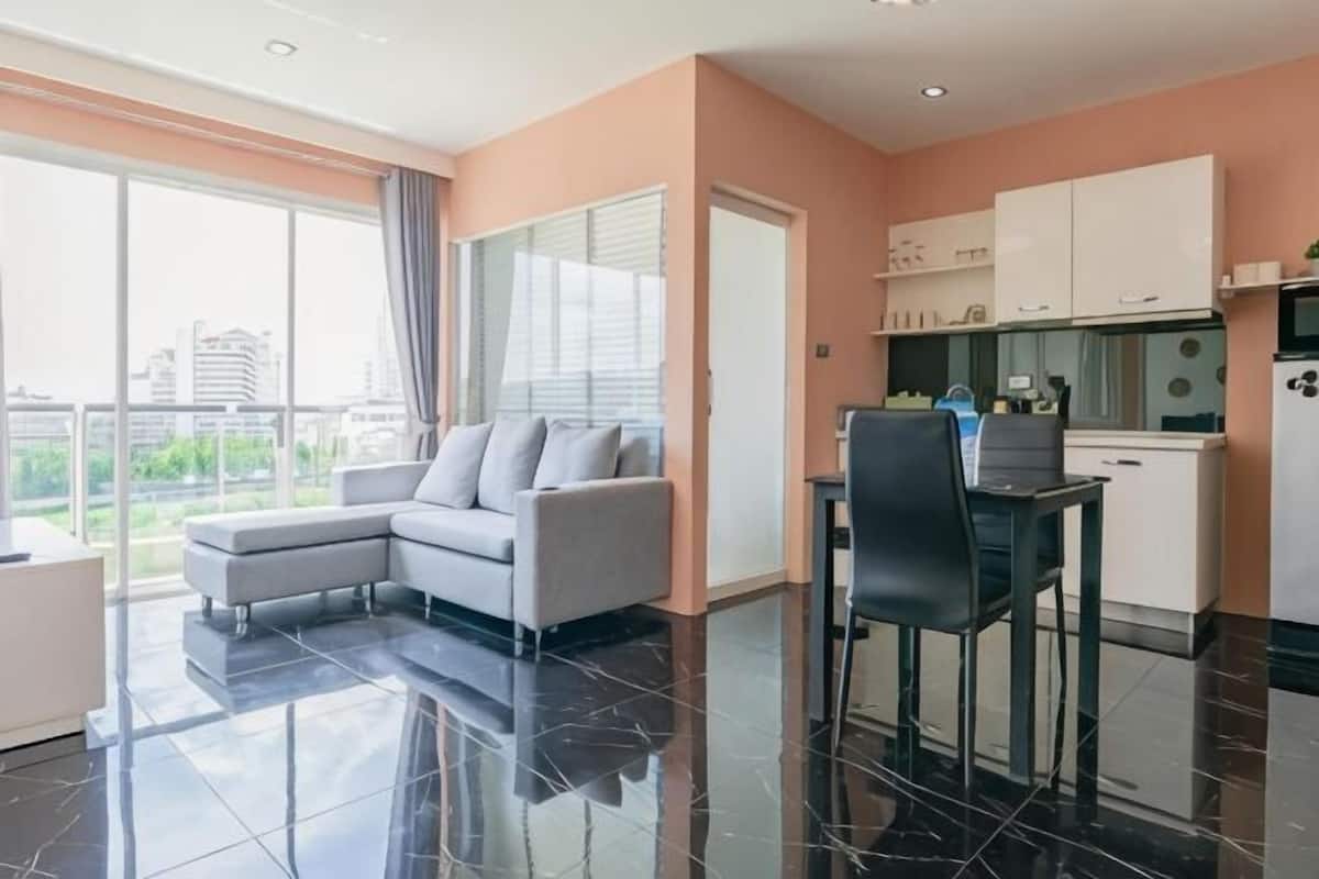 Living area | 32-inch flat-screen TV with satellite channels