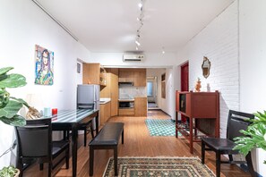 Klassiek appartement | Woonruimte | Een 40-inch smart-tv met premium tv-zenders