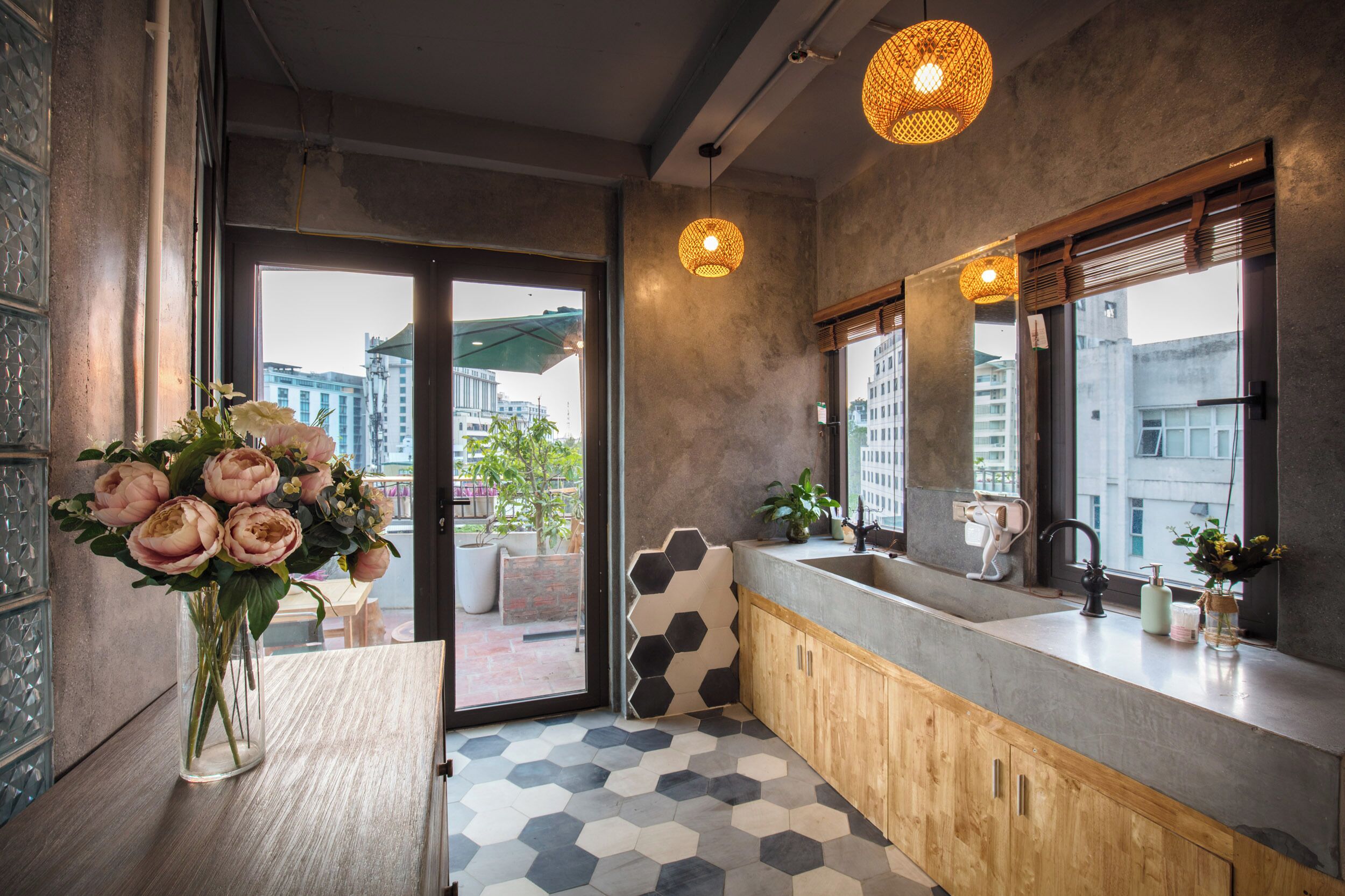 Signature Apartment | Bathroom | Shower, hair dryer, towels, shampoo