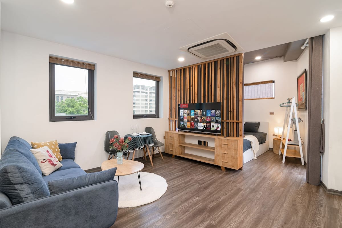 Luxury-Apartment | Wohnbereich | 40-Zoll-Smart-TV mit Premium-TV-Sendern