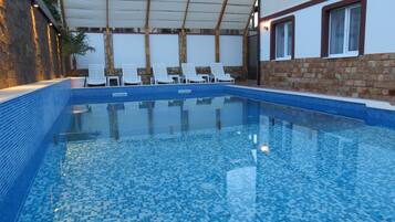 Una piscina al aire libre de temporada
