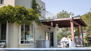 A modern house with a pool, a pergola, and outdoor furniture. - Artistic Vac Villa w pool by Sea N' Rent (Rishon LeTsiyon)