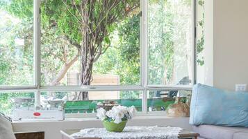 วิลล่า | บริเวณนั่งเล่น | สมาร์ททีวี 50 นิ้ว พร้อมช่องเคเบิล