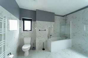 Bathroom - Lovely 2-bed Apartment in Blackpool Secret House (Blackpool)