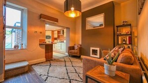 House, 2 Queen Beds | Living area