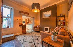 House, 2 Queen Beds | Living area