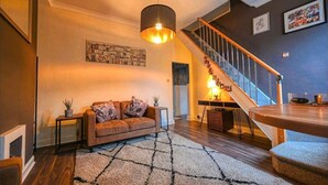 House, 2 Queen Beds | Living area