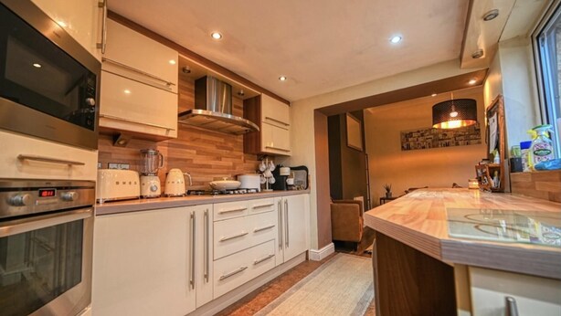House, 2 Queen Beds | Private kitchen