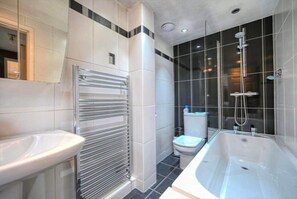 House, 2 Queen Beds | Bathroom | Shower, towels