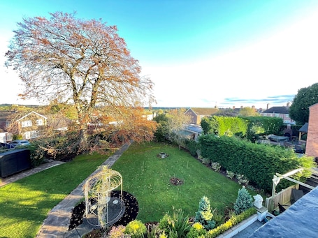 Quarto elite, 1 cama King, vista para o jardim | Vista do quarto. Eagle House- Award Winning B&B and Apartment