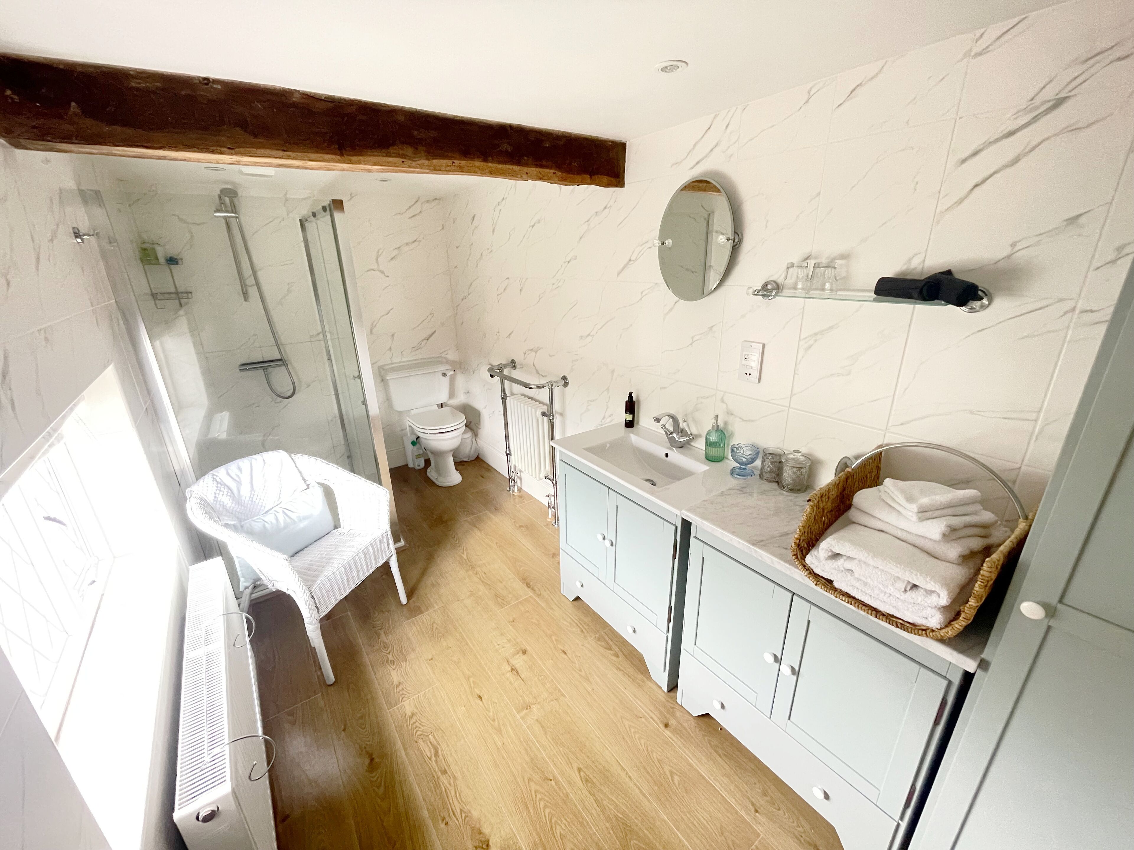 Un baño con ducha, inodoro y lavabo.