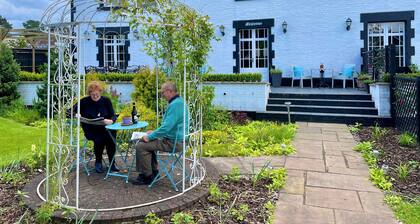 Eagle House- Award Winning B&B and Apartment