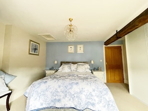 Hypo-allergenic bedding, individually decorated, individually furnished - Eagle House- Award Winning B&B and Apartment (Stafford)