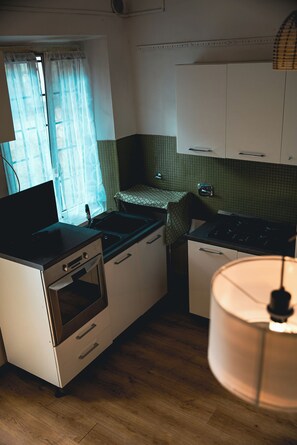 Een koelkast, een oven, een kookplaat, een koffiezetapparaat/waterkoker