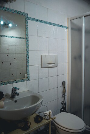 Dusche, Haartrockner, Bidet, Handtücher