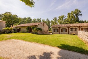 المنشأة من الخارج